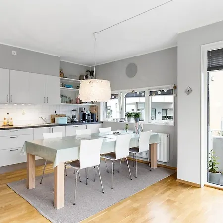 Modern House With High Standard - Close To & The 포르네부